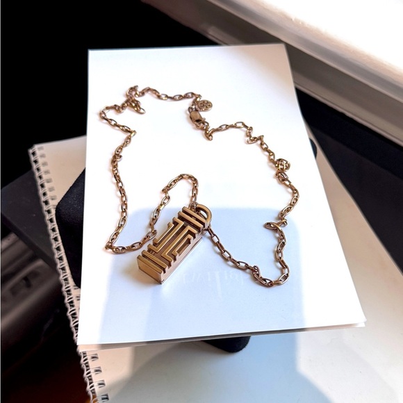 ✨ Tory Burch Rose Gold-Tone Logo Pendant Necklace – Chic, Sleek & Fabulous ✨ - Picture 2 of 16